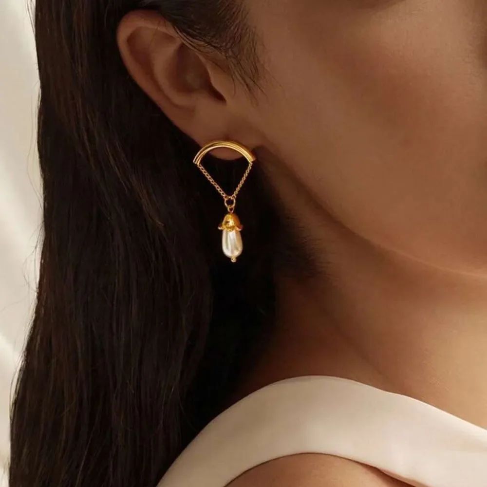 Gold and Pearl Drop Earrings Q617
